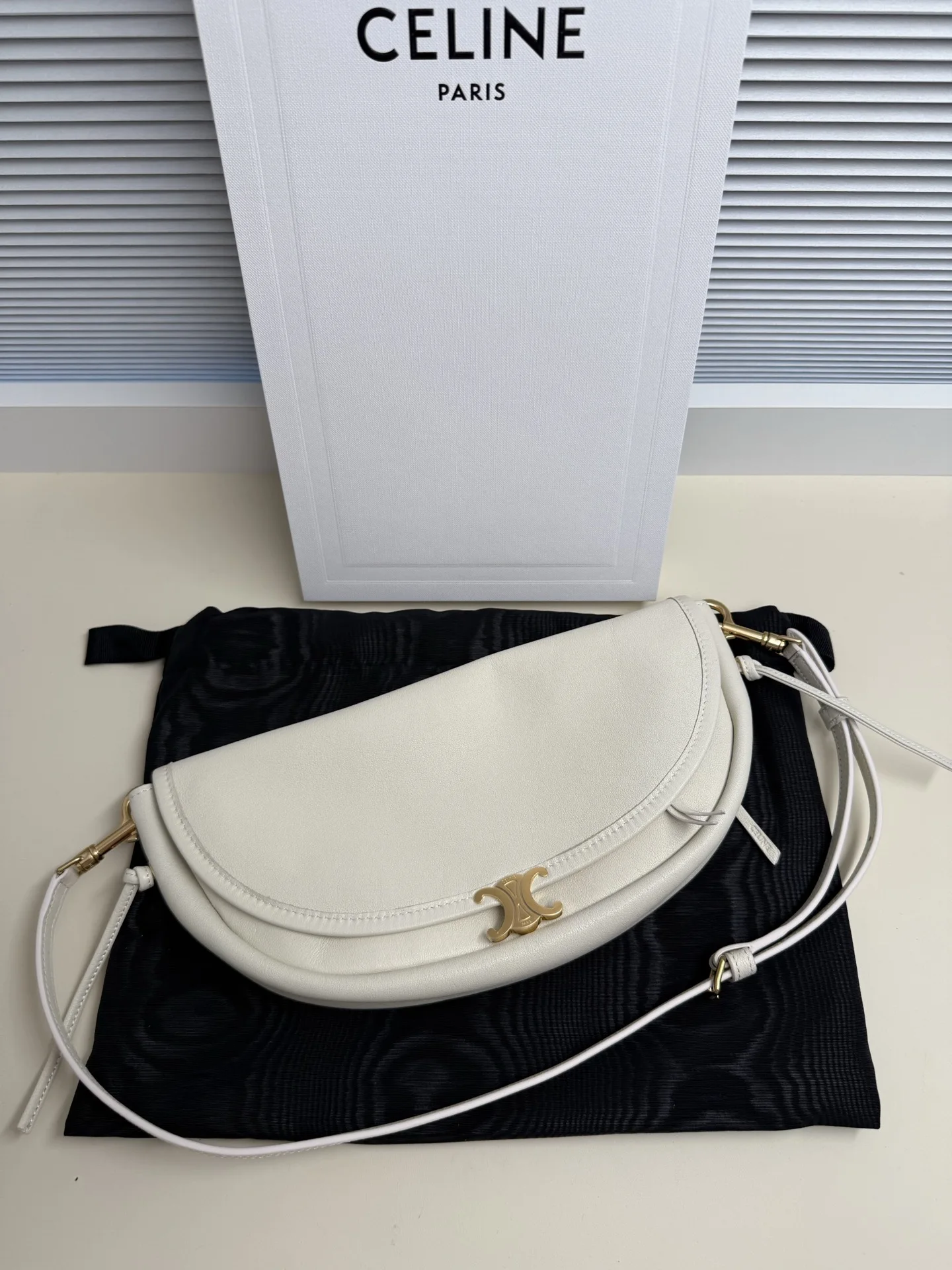 CE Halfmoon 半月包 mini到货进口羊皮 全钢五金 标志性Triomphe磁吸式扣饰经过微缩设计 以更加内敛的形式融入包体 两种包型——翻盖Besace与弧形Half Moon 自重很轻 配全套包装款号 L10373尺寸 25*13*5