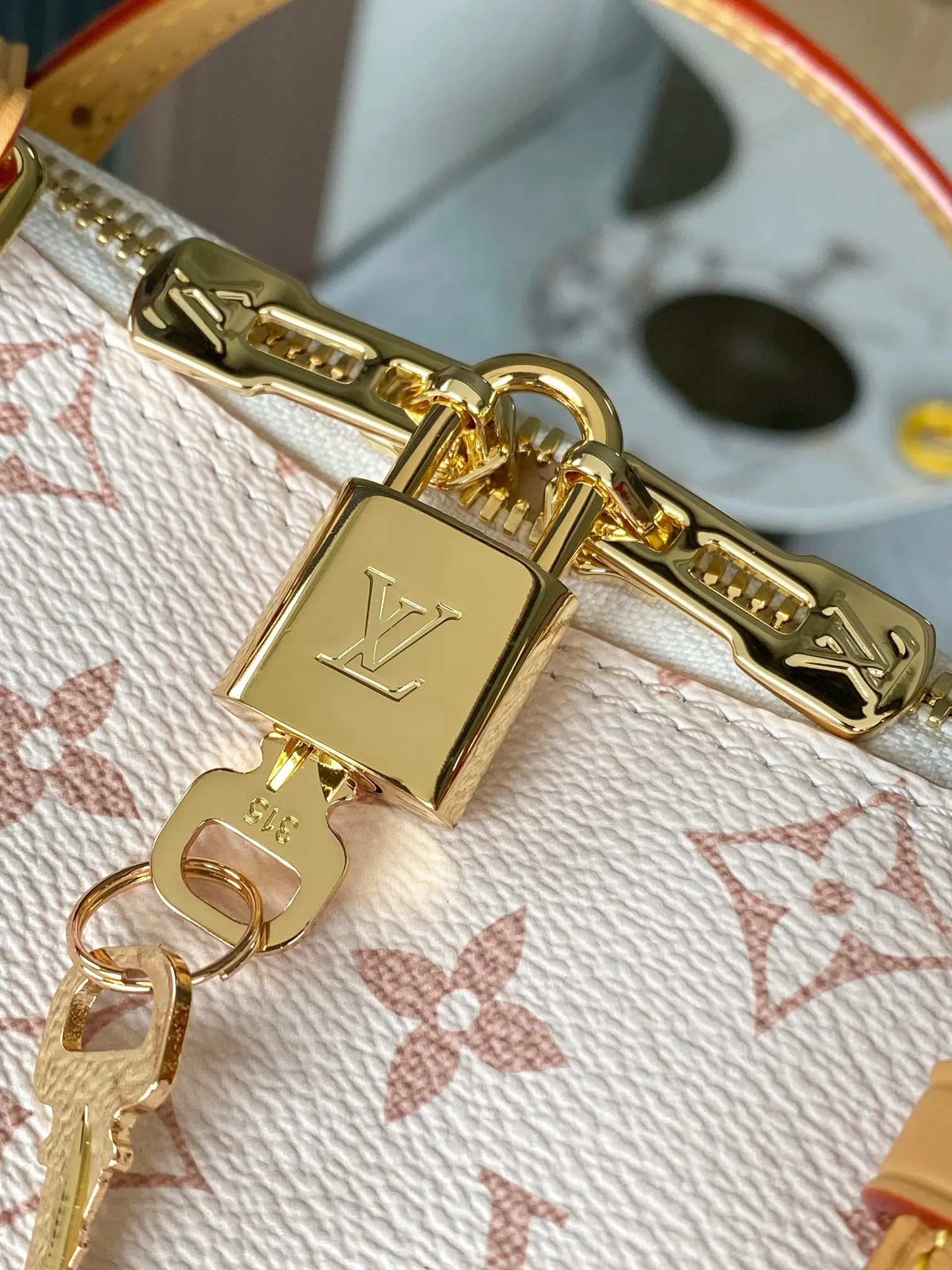 Louis Vuitton M2A457 All-Steel Hardware Handbag Women s Shoulder Bag - Detail view 7