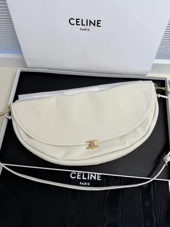 Soft Triomphe Halfmoon 半月包时髦住啦CELINE 26SPRING 半月包 时髦还是异形包咯 大容量可以腋下 单肩喜欢亮泽的皮质 材质是亮泽小羊皮哦蛮轻便的 极简利落的廓形 秋冬搭配时髦感手拿把掐尺寸 46×19×10 型号 124142