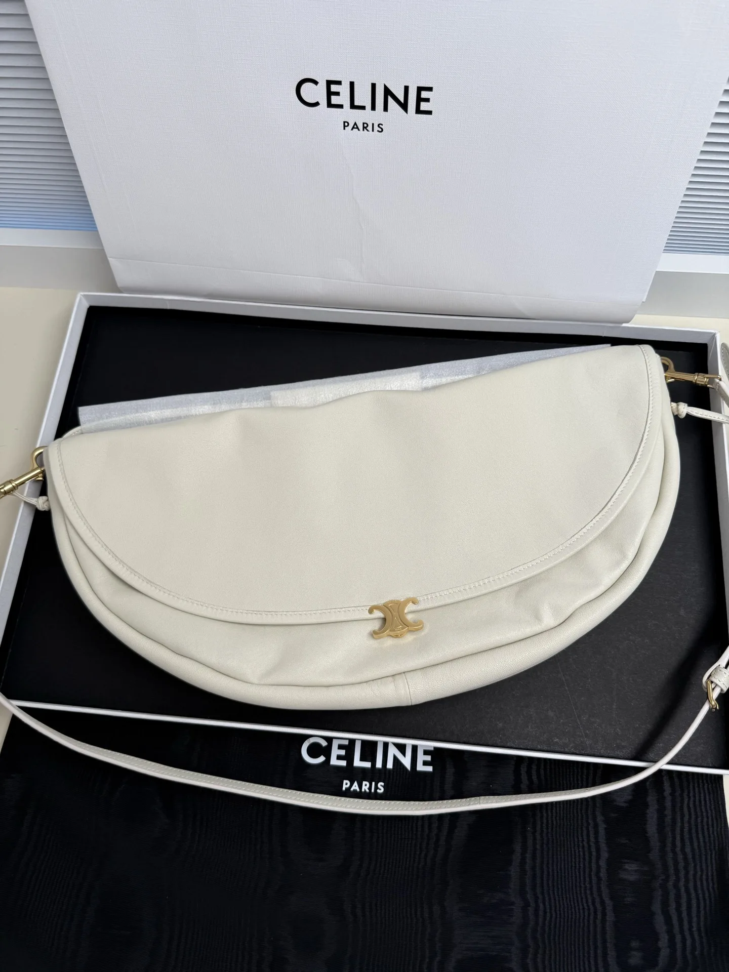 Soft Triomphe Halfmoon 半月包时髦住啦CELINE 26SPRING 半月包 时髦还是异形包咯 大容量可以腋下 单肩喜欢亮泽的皮质 材质是亮泽小羊皮哦蛮轻便的 极简利落的廓形 秋冬搭配时髦感手拿把掐尺寸 46×19×10 型号 124142