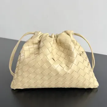 Bv 新款 抽绳Dustbag 垃圾袋  796728 把银闪闪的温柔揉进编织纹理 拎起来就是优雅本身 束口的抽绳设计自然开口褶皱感和柔嫩牛皮光滑细腻 处处透露着这只包的慵懒精致感 不仅自重轻容量也很足哦 想要一个松弛感十足的包包 就入手这个能让你快乐的垃圾袋叭尺寸 32x23 
