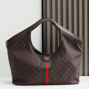 秉承革新精神 Gucci Giglio 以奢华材质和丰富色彩重新诠释了品牌的标志性 GG 图案 这款容量可观的包袋采用柔滑亮面皮革制成 饰有网纹装饰 并配备可拆卸小袋 棕色柔软有光泽的皮革浅金色调的金属配件GG 帆布衬里双G可拆卸手拿包外部 D型环扣提手 18厘米高 隐形磁铁扣开合型号 853971 尺寸 42厘米 下宽 x60厘米 上宽 x47厘米 高 x16厘米 深 颜色 咖啡帆布