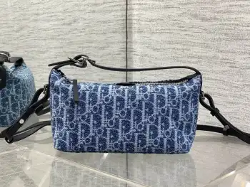 Nomad手拿饭盒包系列升级版饭盒包 自带肩带的快乐谁懂加配的可调节长肩带 大大提升了实用性廓形简洁柔软 自用超轻便肩带上的五金字母标识 又是一个亮点这只老花饭盒包也太懂日常了吧容量可以装下通勤的所有东西经典的Oblique 牛仔布越看越耐看搭T恤 针织衫都自带松弛高级感是能背很多年的实用款没错了size:22*13*9.5cm