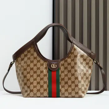 2026春夏系列全新上市 Gucci Giglio系列手袋以羊皮革饰边提手进一步升华设计 致敬品牌意大利渊源 诠释传承与重塑的精神 包身采用全新涂层GG面料 呈现柔软触感与光泽外观 内衬则焕新演绎源自品牌典藏的钻石菱格纹图案 沙色和深棕色柔软 有光泽的涂层GG织物深棕色软皮羊皮革滚边 红绿Web织带帆布滚边金色调配件沙色帆布衬里 饰钻石菱格纹图案双G可拆卸小袋外部 D-rings15厘米手挽垂直长度可拆卸和可调节羊皮革肩带高 54厘米 - 63厘米 长度 110厘米 - 129厘米隐藏式磁扣型号 860845 尺寸 25厘米 宽 x 20厘米 高 x 15厘米 深 重量 约 0.5 千克颜色 水晶/棕色 