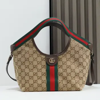  新品 GG系列推出小号版本 这款托特包亮相于品牌在佛罗伦萨发布的2026早春时装秀 致敬品牌意大利根源 彰显传承与革新精神 空间宽敞的设计以GG帆布面料匠心打造 饰以织带滚边 配有可拆卸手拿包 更添时尚魅力 型号860845材质 蓝色GG帆布深棕色皮革滚边红绿织带细节尼龙衬里 绿色亚麻棉混纺衬里 尺寸25x20x15cm
