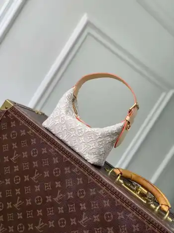 顶级原单 变码芯片M29879 本款 Pochette Hills 手袋聚焦品牌精湛工艺 展现 Monogram Embleme 标识的雅致提花质感 将经典路易威登行李箱和材质的灵感启发娓娓道来 别致棉质内衬渲染考究色调 与柔滑牛皮革饰边共同打造日常出行之选 18.5 x 11 x 6.5 厘米(长度 x 高 x 宽)