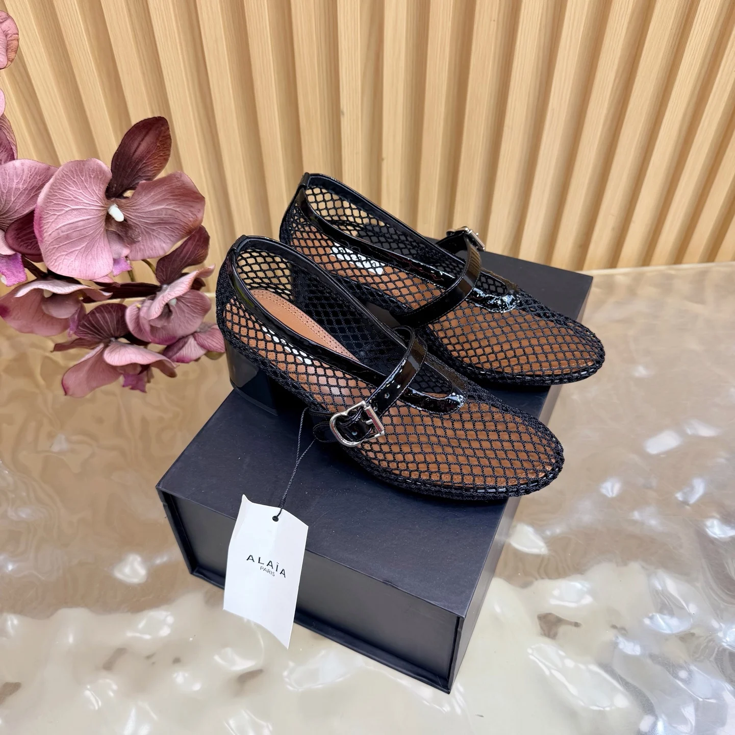 原单其他女鞋|高仿其他女鞋|精仿其他女鞋|一比一其他女鞋ALAIA 阿莱亚 26ss春夏新款 镂空 夹趾 芭蕾舞 粗跟凉鞋———该款裸肌感柔软渔网鞋 搭配橡胶鞋底 带来舒适的穿着体验 是春夏衣橱必不可少的时髦单品 轻盈透气 夏日松弛美学透气网面日月光倾泻交织出若隐若现的透感美学网面设计 呼吸感拉满 透气不闷热 圆头设计释放脚趾空间 搭配薄袜或光脚穿都可以 魔术贴的设计加持跑步都不用担心掉跟问题 鞋面 采用原版漆皮网纱 内里垫脚 羊皮 鞋底 原版开模真皮注塑大底 跟高 5.5cm 码数 35-39 40 41 42定做不退换 