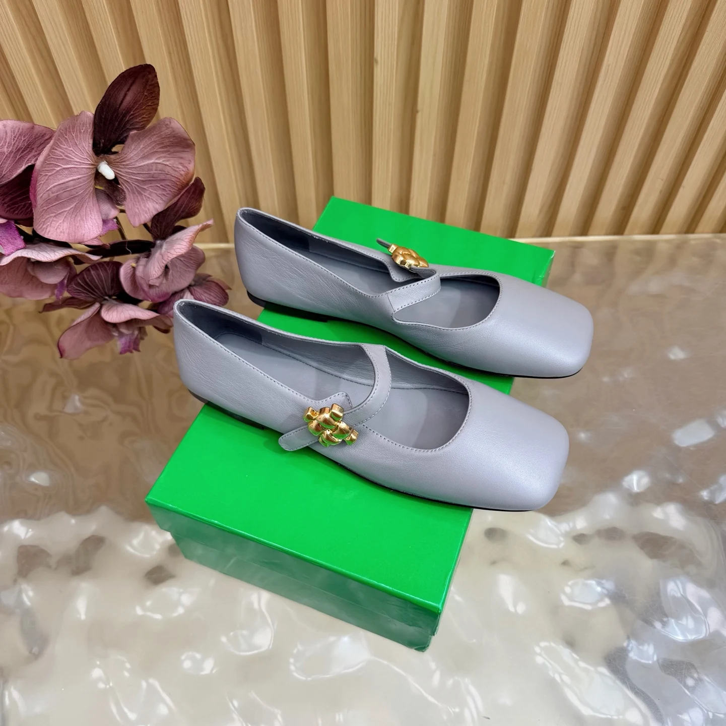 原单BV女鞋|高仿BV女鞋|精仿BV女鞋|一比一BV女鞋BV 新款 Charlotte 玛丽珍平底芭蕾舞鞋平底款 超级好舒适好穿 内置垫脚 云朵般舒适 全羊皮材质超级柔软舒适 面料 羊皮垫脚内里羊皮大底意大利真皮大底 注塑橡胶工艺 运用轻染工艺 内置海绵 易回弹不变形Size: 35-40 40 41 42 定制 
