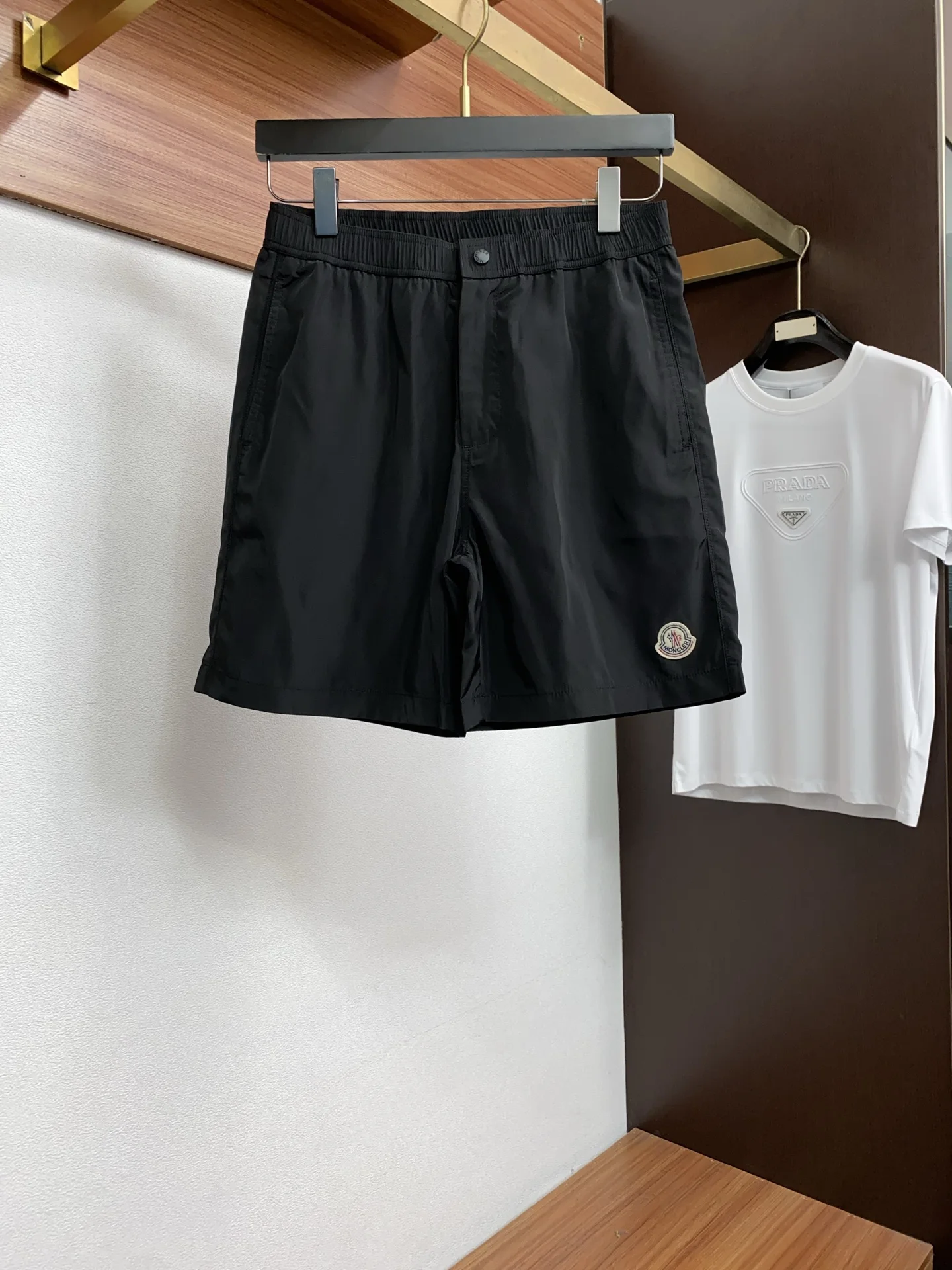 原单短款裤子男装|高仿短款裤子男装|精仿短款裤子男装|一比一短款裤子男装蒙口 2026新款速干短袖 这款短裤采用高密速干锦纶面料 触感轻薄顺滑 兼具良好的抗皱性与透气性 适合日常休闲与轻运动场所 弹力松紧设计 卡扣松紧设计 提升穿着贴合度与造型感 裤身采用立体剪裁 行走时更显灵动舒适 裤腿侧边缝制品牌标志性刺绣徽章 针脚细密精致 彰显品质感 内里包边工艺平整服帖 避免摩擦肌肤 细节处体现匠心 整体配色明快活泼 同色系列搭配经典耐看 既满足功能性需求 又兼具时尚辨识度 整体走线平直细腻 面料舒适柔软 颜色一致无色差 能与同款搭配营造时尚造型 驾驭各种场合 定制辅料 男女同款 M-3xL