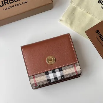 Vintage 格纹环保帆布折叠式夹/卡包 B家 原单出品     采用进口柔软小牛皮 设有多个口袋 搭配镌刻品牌徽标的光泽按扣开合 6个卡位 拉链零隔层 纸币隔层 做工精细实物拍摄 80622861 尺寸: 10×3.5x 8.5cm