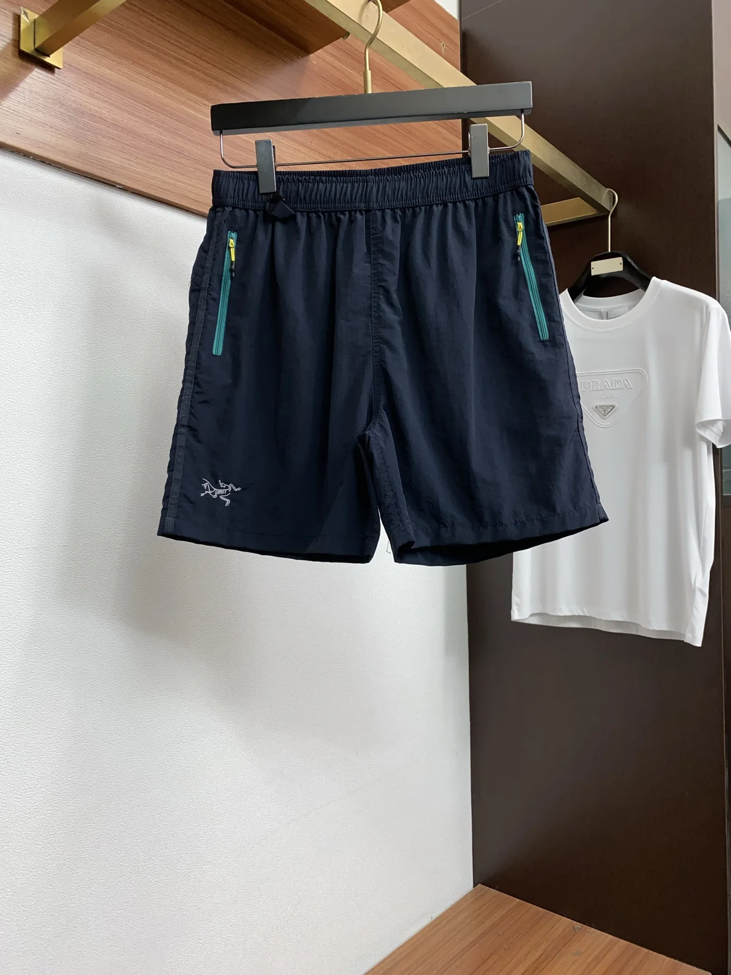 原单短款裤子男装|高仿短款裤子男装|精仿短款裤子男装|一比一短款裤子男装始祖鸟 2026新款速干短袖 这款短裤采用高密速干锦纶面料 触感轻薄顺滑 兼具良好的抗皱性与透气性 适合日常休闲与轻运动场所 弹力松紧设计 松紧设计 提升穿着贴合度与造型感 裤身采用立体剪裁 行走时更显灵动舒适 裤腿侧边缝制品牌标志性刺绣徽章 针脚细密精致 彰显品质感 内里包边工艺平整服帖 避免摩擦肌肤 细节处体现匠心 整体配色明快活泼 同色系列搭配经典耐看 既满足功能性需求 又兼具时尚辨识度 整体走线平直细腻 面料舒适柔软 颜色一致无色差 能与同款搭配营造时尚造型 驾驭各种场合 定制辅料 男女同款 M-3xL