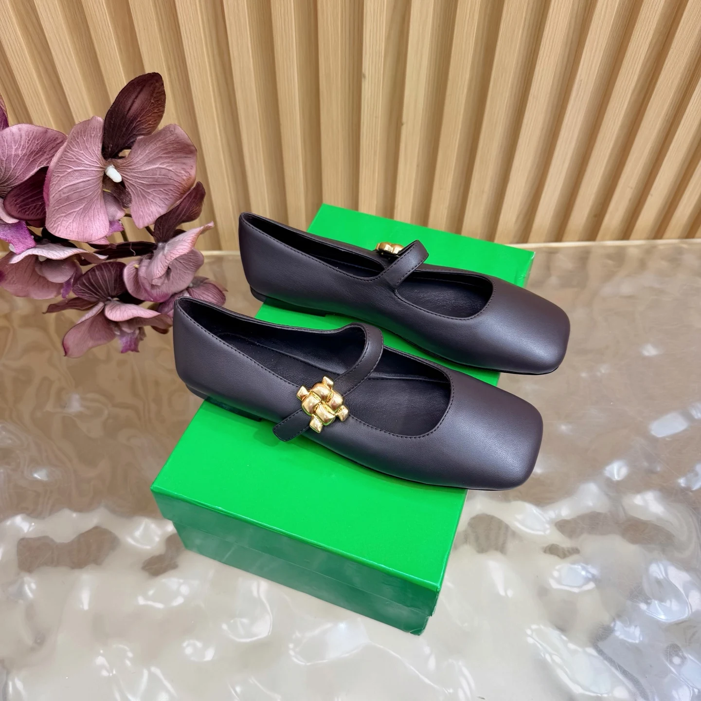 原单BV女鞋|高仿BV女鞋|精仿BV女鞋|一比一BV女鞋BV 新款 Charlotte 玛丽珍平底芭蕾舞鞋平底款 超级好舒适好穿 内置垫脚 云朵般舒适 全羊皮材质超级柔软舒适 面料 羊皮垫脚内里羊皮大底意大利真皮大底 注塑橡胶工艺 运用轻染工艺 内置海绵 易回弹不变形Size: 35-40 40 41 42 定制 