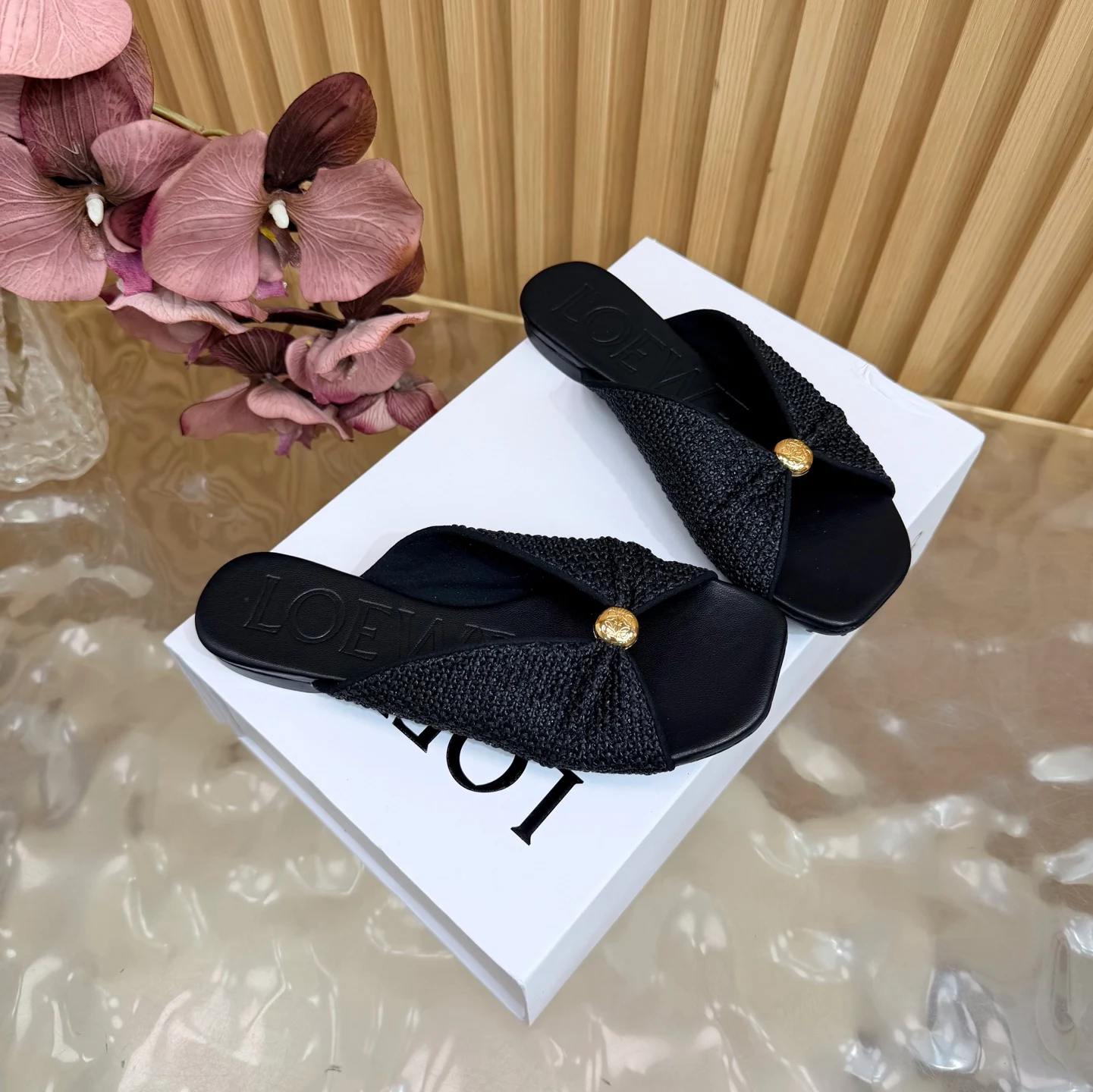 原单罗意威女鞋|高仿罗意威女鞋|精仿罗意威女鞋|一比一罗意威女鞋顶级版本  罗意威 Loewe 平底半拖 火爆新款 配合整体原版楦型———pp草 内里 顶级版本  罗意威 Loewe  火爆新款 配合整体原版楦型 时尚而个性好穿 颜色超赞  面料 原版pp草 内里 羊皮 垫脚: 绵羊里 大底 原版大底 包装 原版全套包装  码数 女款 35-40 40 41 定做不退换 