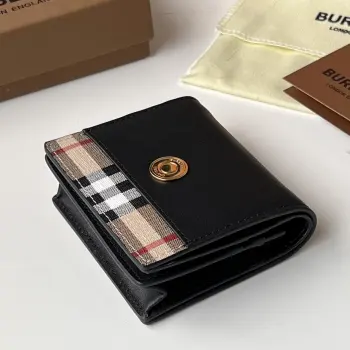 Vintage 格纹环保帆布折叠式夹/卡包 B家 原单出品     采用进口柔软小牛皮 设有多个口袋 搭配镌刻品牌徽标的光泽按扣开合 6个卡位 拉链零隔层 纸币隔层 做工精细实物拍摄 80622861 尺寸: 10×3.5x 8.5cm