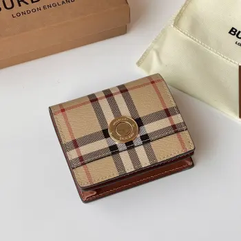 Vintage 格纹环保帆布折叠式夹/卡包 B家 原单出品     采用进口柔软小牛皮 设有多个口袋 搭配镌刻品牌徽标的光泽按扣开合 6个卡位 拉链零隔层 纸币隔层 做工精细实物拍摄 80704171 尺寸: 10×3.5x 8.5cm