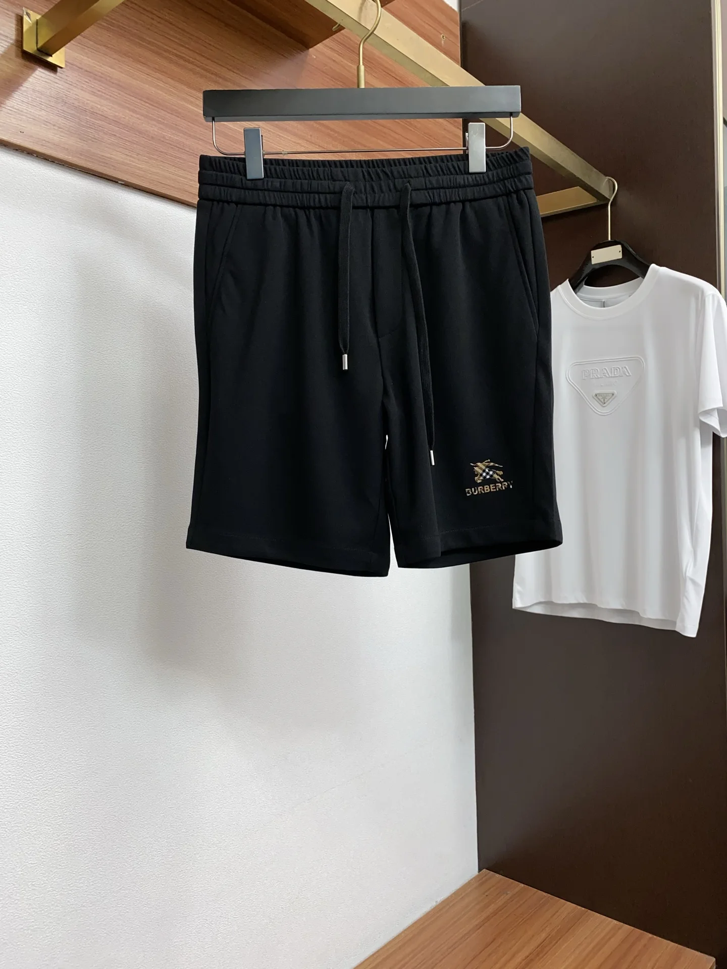 原单短款裤子男装|高仿短款裤子男装|精仿短款裤子男装|一比一短款裤子男装巴宝莉 春夏新款休闲短裤 品牌经典系列 纯棉面料 舒适度极好 手触感强烈 原版品牌logo 辨识度极高 定制进口面料 色泽清新 做工精细 码数 M-3xL