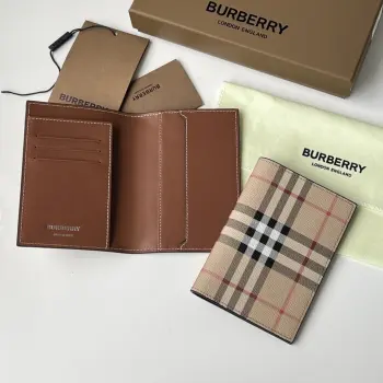 格纹折叠式护照夹 B 家 原单出品     细腻柔软的小牛皮内搭 搭配格子面料 专柜品质 做工精细实物拍摄 80841731尺寸14cm*10cm