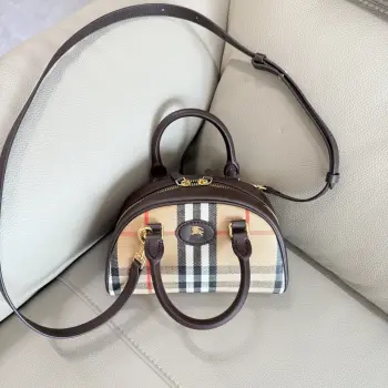 特级 迷你 Highlands 保龄球包 汲取户外设计理念打造 选用棉质亚麻混纺面料 于意大利工坊匠制而成 融入光滑小牛皮饰边 搭配棉质内衬 装点提花精纺的 Burberry 格纹 呈现风衣灵感涂层 设有可拆式肩背带 可缔造斜背包造型 点缀品牌骑士印章 源自 1980 年代品牌包款的典藏图案 尺寸19.5x 9x 12cm. 型号2811