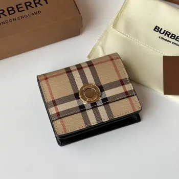 Vintage 格纹环保帆布折叠式夹/卡包 B家 原单出品     采用进口柔软小牛皮 设有多个口袋 搭配镌刻品牌徽标的光泽按扣开合 6个卡位 拉链零隔层 纸币隔层 做工精细实物拍摄 80704171 尺寸: 10×3.5x 8.5cm