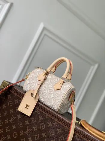 顶级原单 变码芯片M28502 本款 Nano Speedy 手袋为触感细腻的提花帆布融入 Monogram Embleme 标识 以品牌传统硬箱色调渲染包身 搭配撞色牛皮革饰边和可拆卸 LV 地址牌 将路易威登的精湛工艺传承娓娓道来 紧凑构型适宜收纳零包等日常所需 16 x 10 x 7.5 厘米(长度 x 高 x 宽)