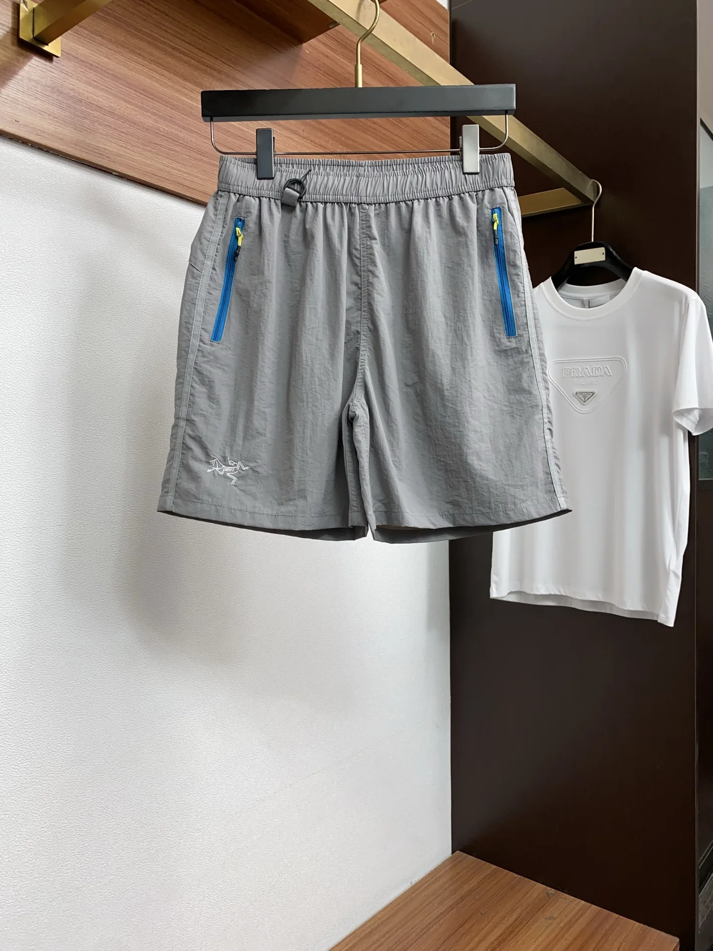 原单短款裤子男装|高仿短款裤子男装|精仿短款裤子男装|一比一短款裤子男装始祖鸟 2026新款速干短袖 这款短裤采用高密速干锦纶面料 触感轻薄顺滑 兼具良好的抗皱性与透气性 适合日常休闲与轻运动场所 弹力松紧设计 松紧设计 提升穿着贴合度与造型感 裤身采用立体剪裁 行走时更显灵动舒适 裤腿侧边缝制品牌标志性刺绣徽章 针脚细密精致 彰显品质感 内里包边工艺平整服帖 避免摩擦肌肤 细节处体现匠心 整体配色明快活泼 同色系列搭配经典耐看 既满足功能性需求 又兼具时尚辨识度 整体走线平直细腻 面料舒适柔软 颜色一致无色差 能与同款搭配营造时尚造型 驾驭各种场合 定制辅料 男女同款 M-3xL