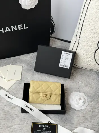 小球鱼子酱 彩色系列 chanel 彩色系列 新增银扣 经典系列 多个颜色 颜色 :如图所示新款cf小卡包到货 这款卡包比以前那款经典卡包后面多了个卡袋可以卡跟零钱分开装非常很实用的一款零钱包款号 AP0214尺寸 11*8.5*3cm