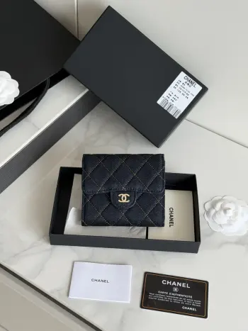  新品上架 牛仔布 牛仔布牛皮制作CF短三折钱包到货 chanel 香奶奶卡位6个 后面有零钱包 放2000毛爷爷丝毫不费劲 皮质细腻 搭配金色五金 时尚感满满非常时髦 可手拿 可放包里 非常好收纳款号 82288 牛仔布尺寸10.5*11.5*3cm