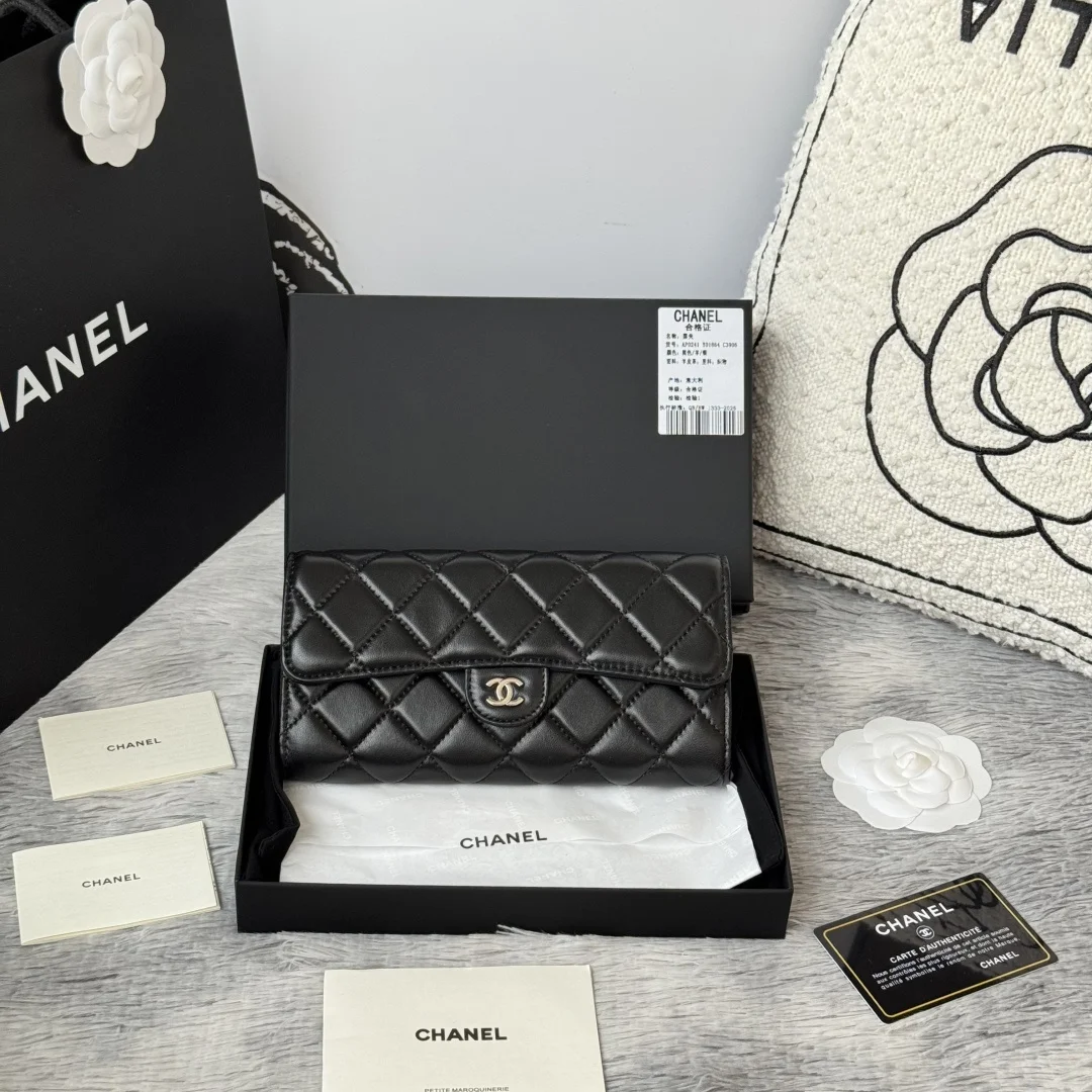 CHANEL 经典cf长款钱包到货 进口小羊皮菱格 制作 背后有硬币口袋 内里五金拉牌 收纳方便快捷非常耐看 亮金与亮银五金非常时髦而且钱包容量很大可以放下一部plus手机卡位也多适合卡片很多的亲 款号 A0241尺寸 10.5*19.*3cm