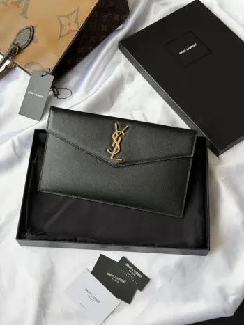 ysl球纹牛皮2026新品手拿包最经典的标志性金属logo 意大利进口牛皮压 简约又不失高端 搭配休闲风or淑女风或者西装都能hold得住 出门随手一拿就ok啦 型号 565739尺寸: 27×16×2cm