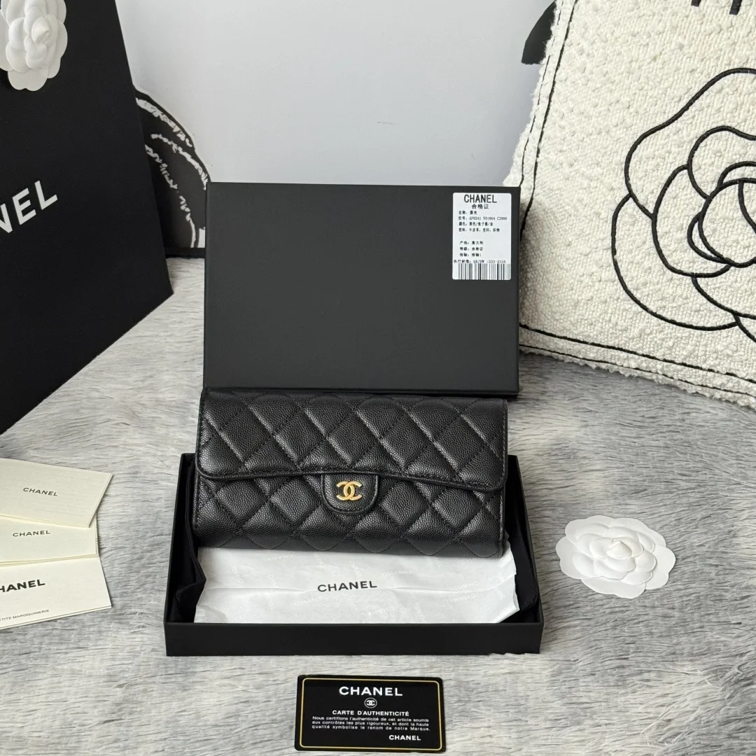 CHANEL 经典cf长款钱包到货 进口鱼子酱牛皮菱格 制作 背后有硬币口袋 内里五金拉牌 收纳方便快捷非常耐看 亮金与亮银五金非常时髦而且钱包容量很大可以放下一部plus手机卡位也多适合卡片很多的亲 款号 A0241尺寸 10.5*19.*3cm