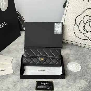 CHANEL 经典cf长款钱包到货 进口鱼子酱牛皮菱格 制作 背后有硬币口袋 内里五金拉牌 收纳方便快捷非常耐看 亮金与亮银五金非常时髦而且钱包容量很大可以放下一部plus手机卡位也多适合卡片很多的亲 款号 A0241尺寸 10.5*19.*3cm