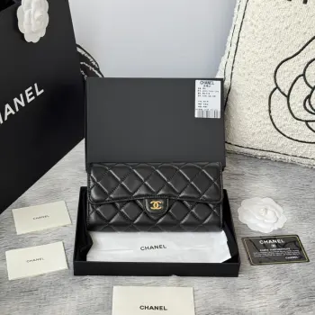 CHANEL 经典cf长款钱包到货 进口小羊皮菱格 制作 背后有硬币口袋 内里五金拉牌 收纳方便快捷非常耐看 亮金与亮银五金非常时髦而且钱包容量很大可以放下一部plus手机卡位也多适合卡片很多的亲 款号 A0241尺寸 10.5*19.*3cm