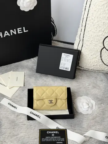 小球鱼子酱 彩色系列 chanel 彩色系列 新增银扣 经典系列 多个颜色 颜色 :如图所示新款cf小卡包到货 这款卡包比以前那款经典卡包后面多了个卡袋可以卡跟零钱分开装非常很实用的一款零钱包款号 AP0214尺寸 11*8.5*3cm