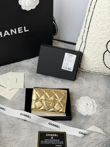 小羊皮 CHANEL经典系列 多个颜色 颜色 :如图所示新款cf小卡包到货 这款卡包比以前那款经典卡包后面多了个卡袋可以卡跟零钱分开装非常很实用的一款零钱包款号 AP0214尺寸 11*8.5*3cm