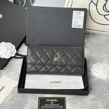 CHANEL原单 经典cf长款钱包到货 牛皮大球纹的绫格纹路 非常耐看 亮银五金非常时髦而且钱包容量很大可以放下一部plus手机 12卡位 款号 A50096配最新全套包装 尺寸 10.5*19.*3cm