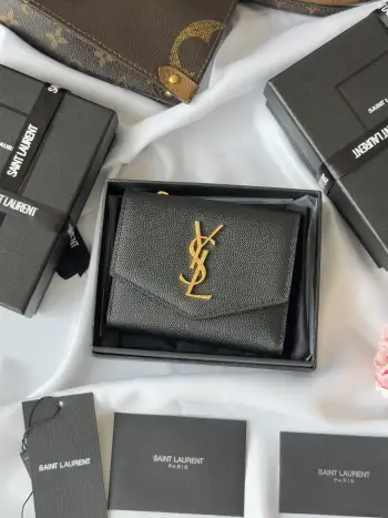  ysl 新款三折 鱼子酱 黑色SLP三折钱包球纹黑色原厂牛皮 背面开叉外袋 六个卡片槽 一个拉链袋 一个纸币隔层 四个票据隔层型号:582296鱼子酱尺寸 12.*10*3cm