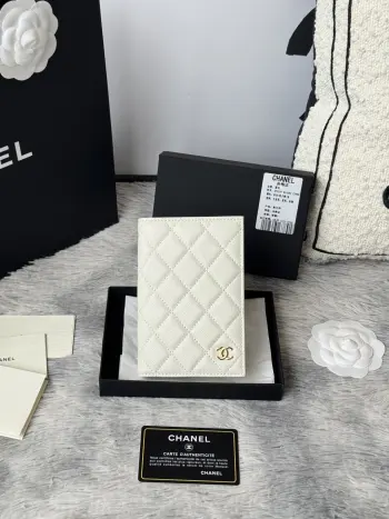 chanel 经典护照本 出门旅游的朋友福音 这款护照夹采用进口小球鱼子酱牛皮 制作内部搭配 同色系 有四个卡位 护照本 信用卡非常方便实用 可收纳 可放包里编号 AP3197颜色如图所示尺寸 14.5×10.5×2cm