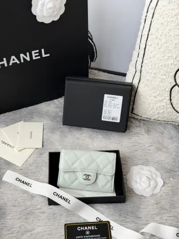 小球鱼子酱 彩色系列 chanel 彩色系列 新增银扣 经典系列 多个颜色 颜色 :如图所示新款cf小卡包到货 这款卡包比以前那款经典卡包后面多了个卡袋可以卡跟零钱分开装非常很实用的一款零钱包款号 AP0214尺寸 11*8.5*3cm