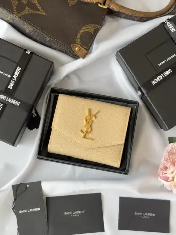  ysl 新款三折 鱼子酱 杏色SLP三折钱包球纹黑色原厂牛皮 背面开叉外袋 六个卡片槽 一个拉链袋 一个纸币隔层 四个票据隔层型号:582296鱼子酱尺寸 12.*10*3cm