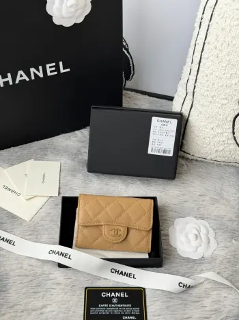 小球鱼子酱 彩色系列 chanel 彩色系列 新增银扣 经典系列 多个颜色 颜色 :如图所示新款cf小卡包到货 这款卡包比以前那款经典卡包后面多了个卡袋可以卡跟零钱分开装非常很实用的一款零钱包款号 AP0214尺寸 11*8.5*3cm