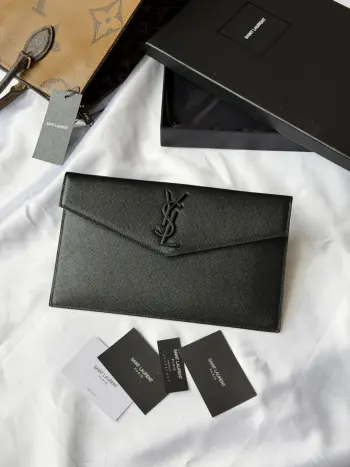 ysl球纹牛皮2026新品手拿包最经典的标志性金属logo 意大利进口牛皮压 简约又不失高端 搭配休闲风or淑女风或者西装都能hold得住 出门随手一拿就ok啦 型号 565739尺寸: 27×16×2cm
