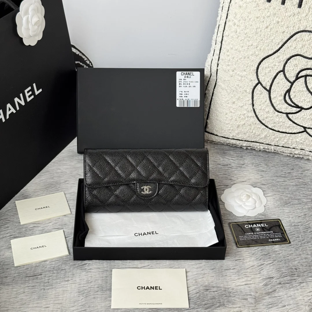 CHANEL 经典cf长款钱包到货 进口大球牛皮菱格 制作 背后有硬币口袋 内里五金拉牌 收纳方便快捷非常耐看 亮金与亮银五金非常时髦而且钱包容量很大可以放下一部plus手机卡位也多适合卡片很多的亲 款号 A0241尺寸 10.5*19.*3cm
