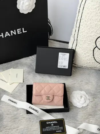 小球鱼子酱 彩色系列 chanel 彩色系列 新增银扣 经典系列 多个颜色 颜色 :如图所示新款cf小卡包到货 这款卡包比以前那款经典卡包后面多了个卡袋可以卡跟零钱分开装非常很实用的一款零钱包款号 AP0214尺寸 11*8.5*3cm