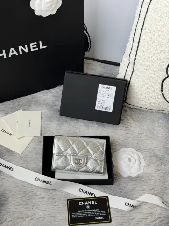 小球鱼子酱 金色 银色 CHANEL经典系列 多个颜色 颜色 :如图所示新款cf小卡包到货 这款卡包比以前那款经典卡包后面多了个卡袋可以卡跟零钱分开装非常很实用的一款零钱包款号 AP0214尺寸 11*8.5*3cm