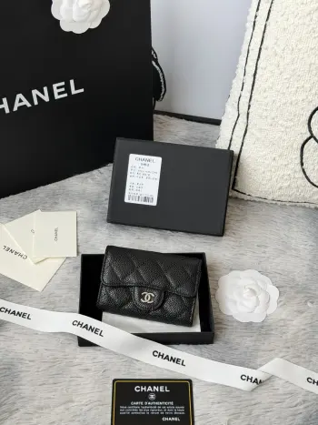 新增彩色银扣 CHANEL小球 鱼子酱 大球纹 经典系列 多个颜色 颜色 :如图所示新款cf小卡包到货 这款卡包比以前那款经典卡包后面多了个卡袋可以卡跟零钱分开装非常很实用的一款零钱包款号 AP0214尺寸 11*8.5*3cm
