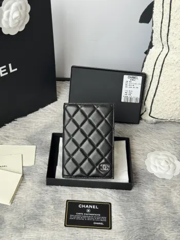 chanel 经典护照本 出门旅游的朋友福音 这款护照夹采用进口小羊皮 制作内部搭配 同色系 有四个卡位 护照本 信用卡非常方便实用 可收纳 可放包里编号 AP3197颜色如图所示尺寸 14.5×10.5×2cm