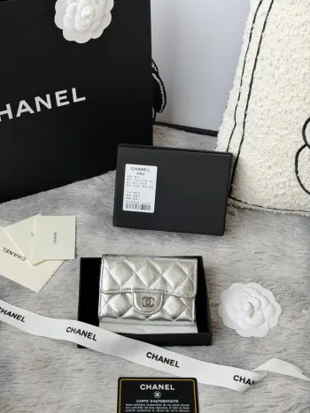 小羊皮 CHANEL经典系列 多个颜色 颜色 :如图所示新款cf小卡包到货 这款卡包比以前那款经典卡包后面多了个卡袋可以卡跟零钱分开装非常很实用的一款零钱包款号 AP0214尺寸 11*8.5*3cm