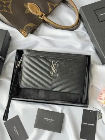 ysl 家手包 有手挽带 可放包里 可手拿 收纳方便 拉链 配全套包装专柜最新包装Y家新款鱼子酱拉链手拿包 配以可拆式提手 外侧四个卡片槽 型号 423297尺寸 23*13cm