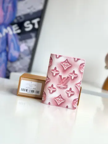   海外原单M28620粉独家实拍 这款 Pocket Organizer 紧凑型包由色彩鲜艳的 Monogram Ice Cubes 涂层帆布制成 内衬与之相配的皮革 这款口袋大小的包设有三个卡片槽 五个内部口袋以及一个方便的外侧后袋 内部装饰有热压印的 LV Glass 标识 并配有吸管和水果片 尺寸 11×7.5×1cm