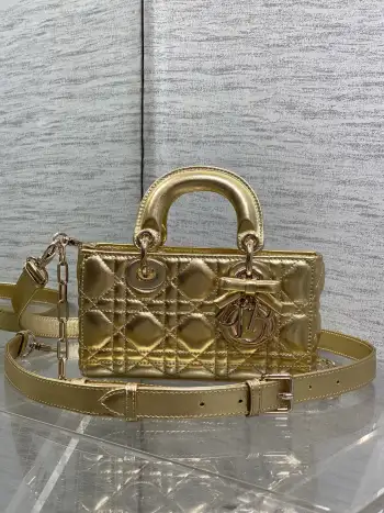 金色浅金扣D-joy最新mini蝴蝶结系列 说micro太小 小号太大的宝贝们都看过来 新出的mini尺寸 大手机也能完全放下 这个尺寸更显得精致 大爆款的节奏 包包自带两条肩带 多种背法 上身又美又飒 经典的菱格设计 搭配柔软的绵羊皮 整体优雅又时尚 日常出行必备单品size 19*5.5*10.5cm